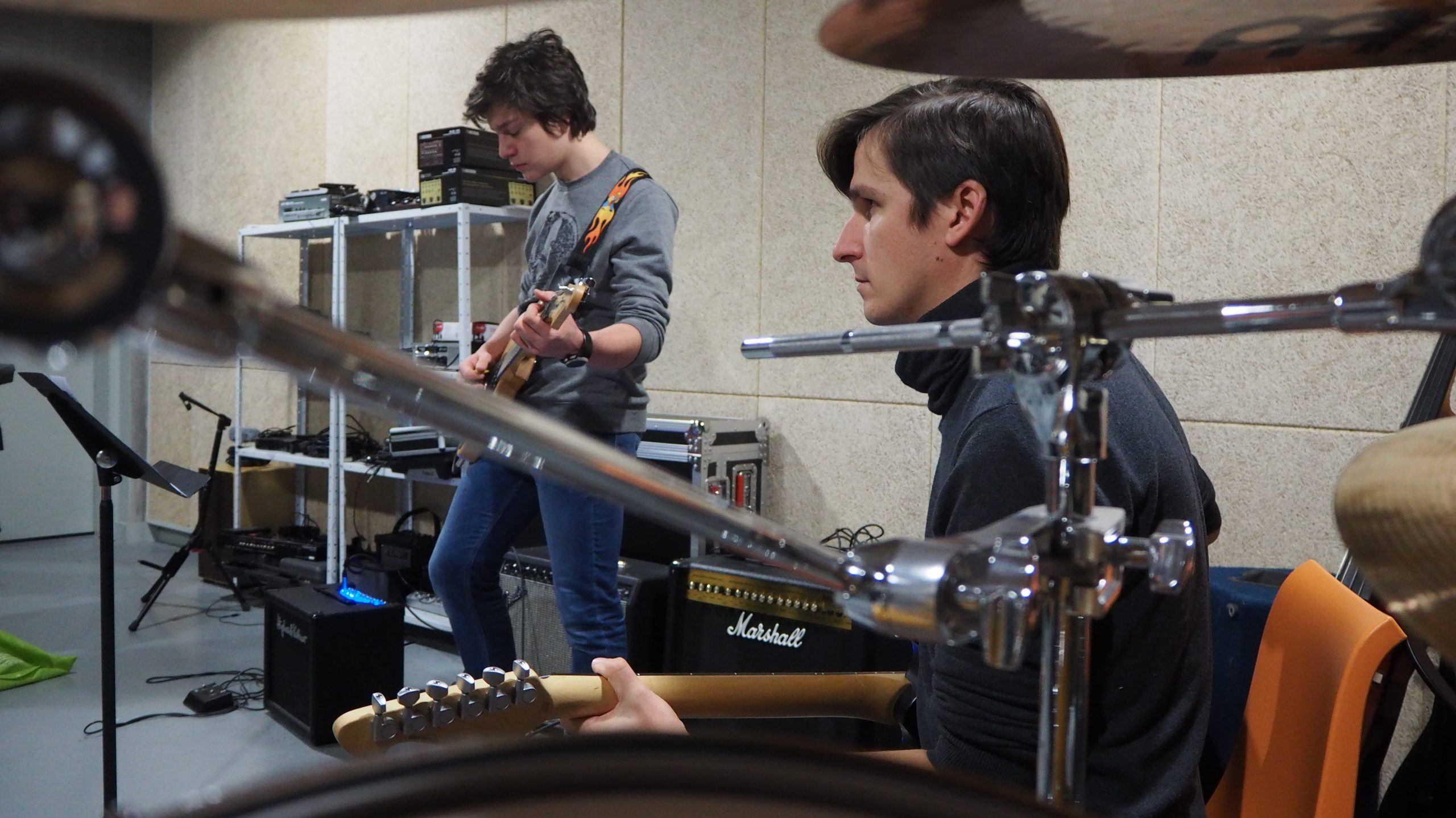 Groupe de musique jouant dans une salle de musique du conservatoire.